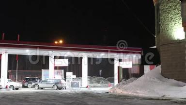 汽车在冬天的晚上来加油站加油